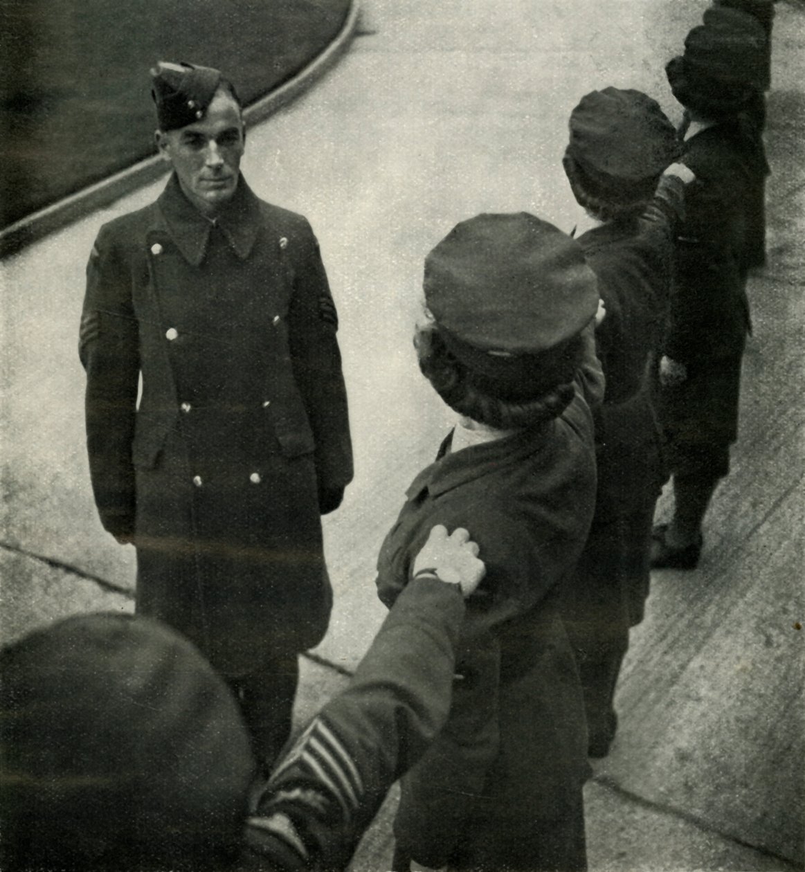 R.A.F. Seržant Drills Airwomen, c1943. od Cecil Beaton