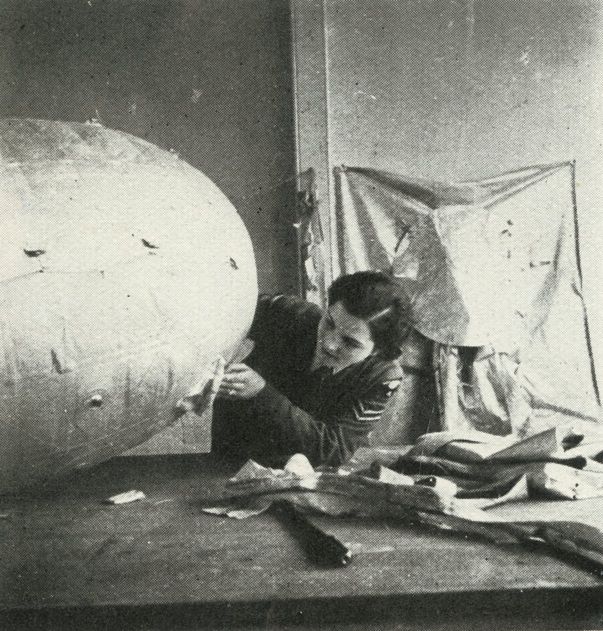 Oprava barážových balónů, c1943. od Cecil Beaton