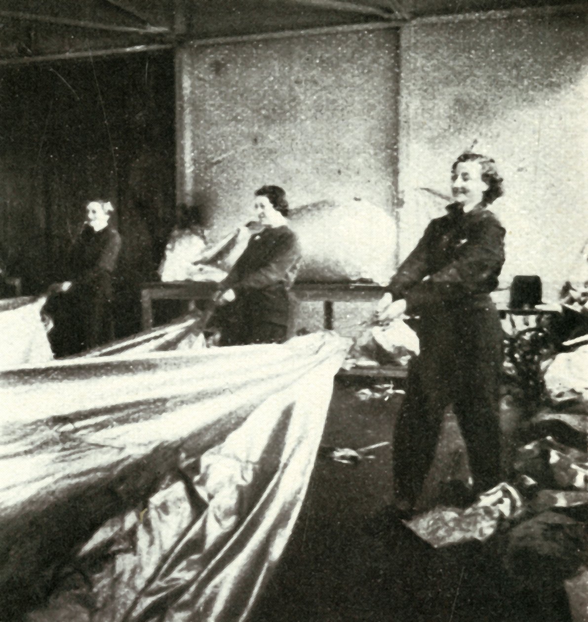 Oprava barážových balónů, c1943. od Cecil Beaton