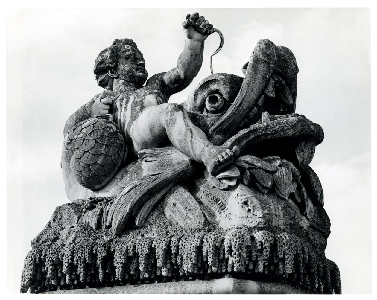 Fontána Perseus a Andromeda, 1858 (detail) (černobílá fotografie) od Charles Raymond Smith