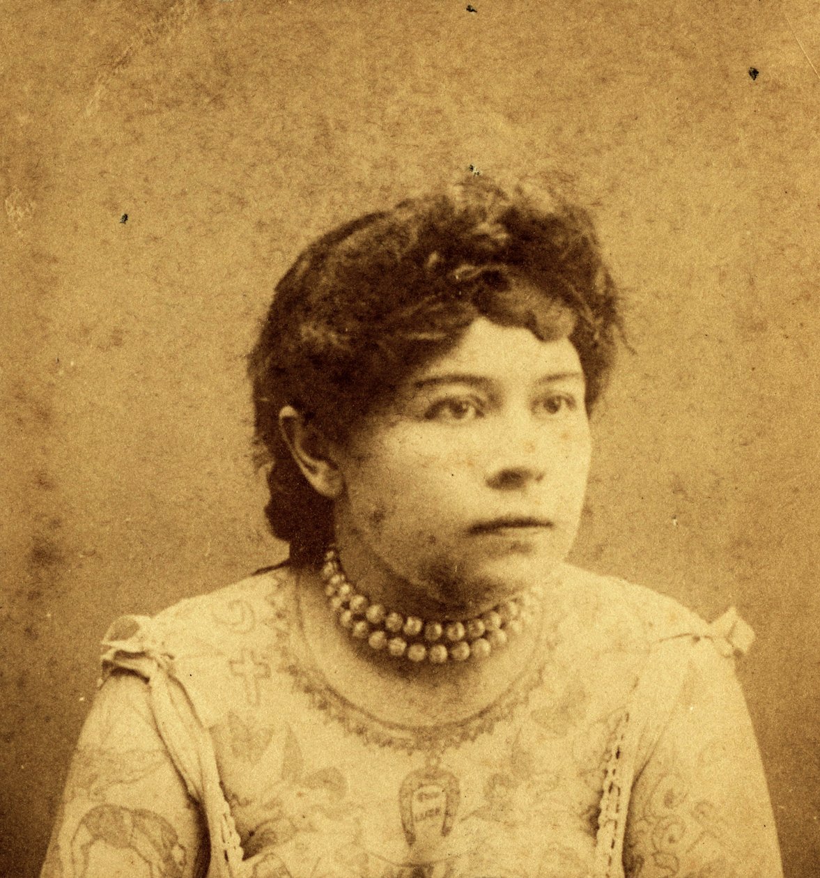 Portrét Annie Howardové kolem roku 1900 od Charles Eisenmann