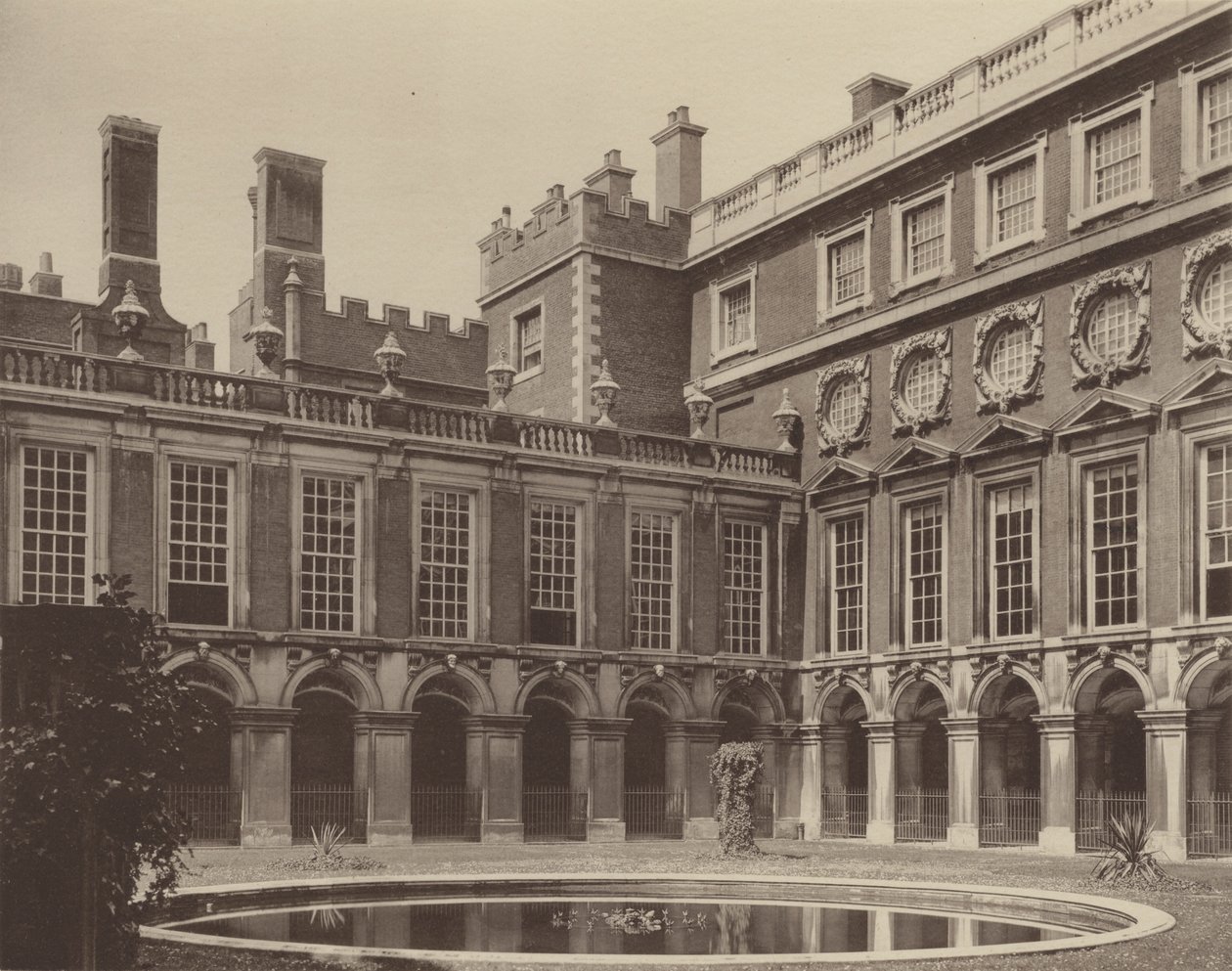 Palác Hampton Court, dvůr s fontánou od Charles Latham