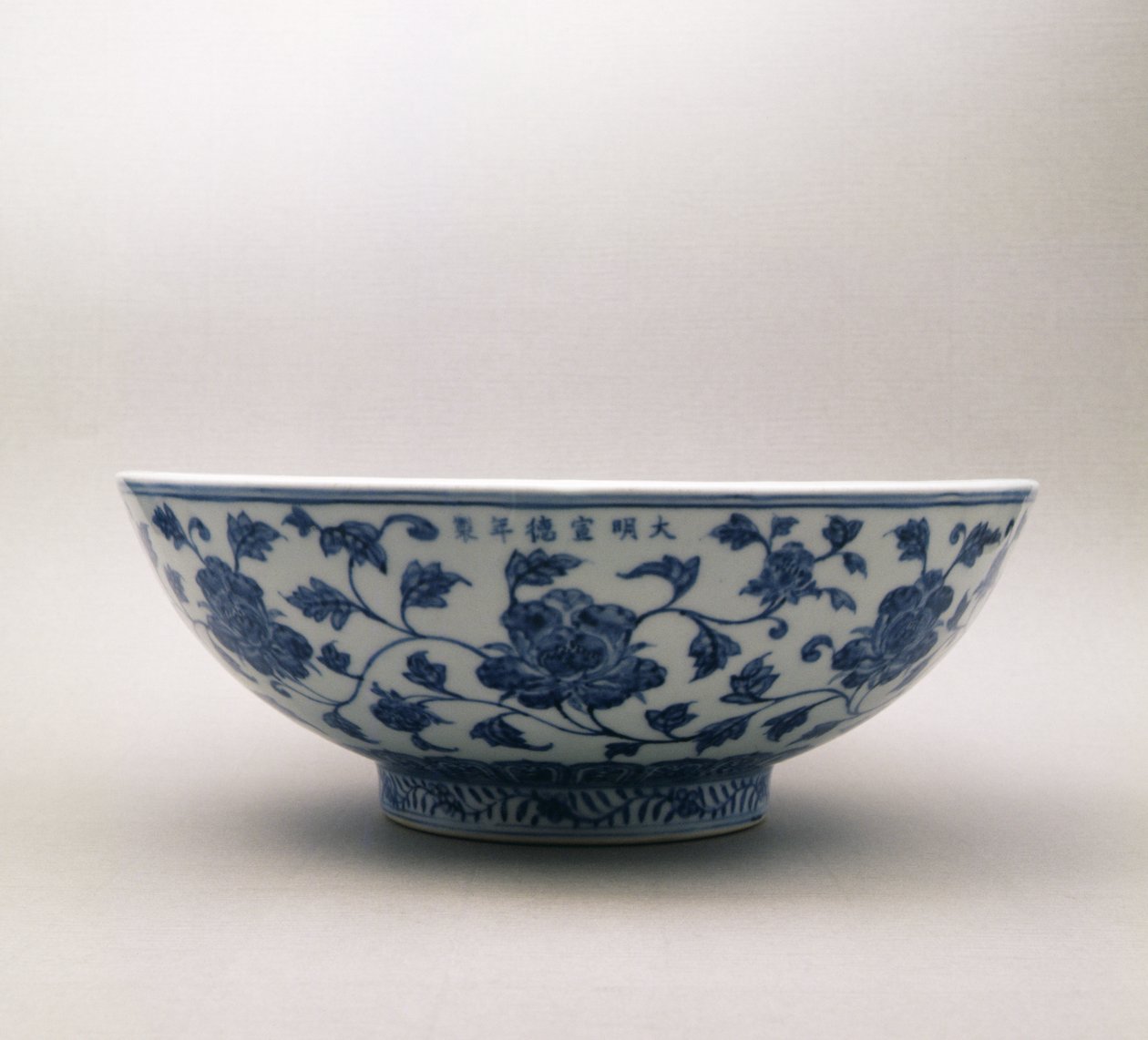 Modrobílá mísa s květinovou výzdobou nesoucí znak vlády Hsuan Te, 1426-35, dynastie Ming, 1368-1644 (porcelán) od Chinese School