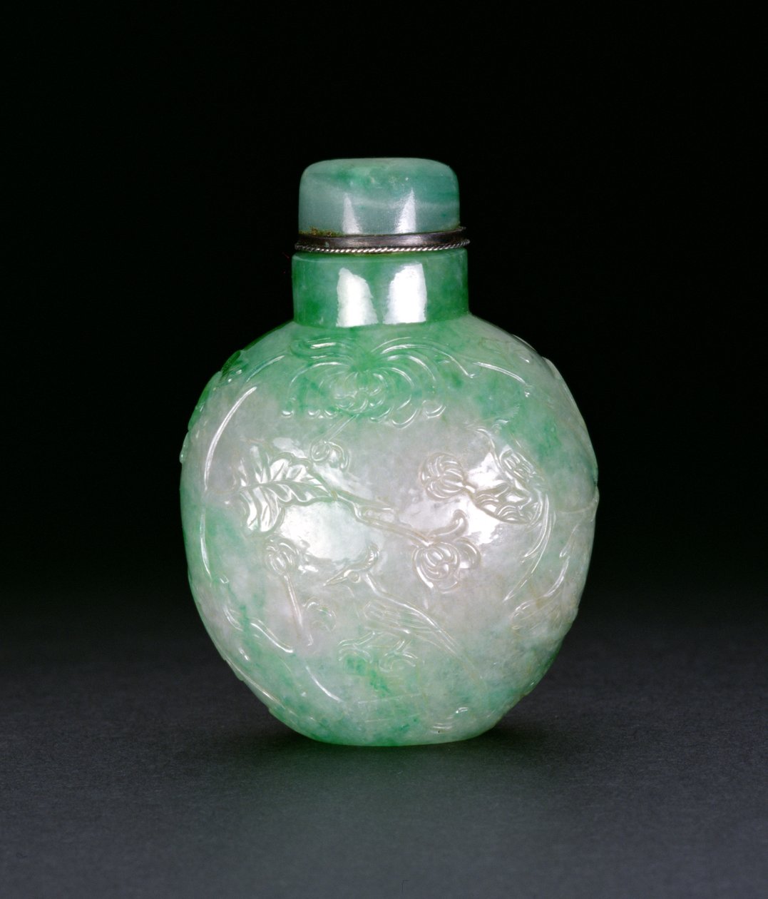 Baňka zdobená bažanty a motýlem, kolem 1780-1850 (nefrit) od Chinese School