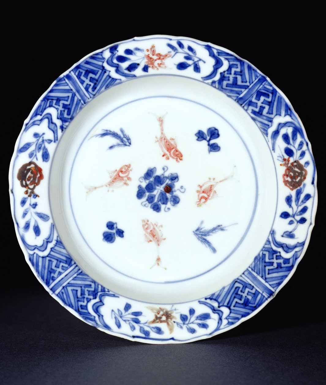 Talíř zdobený podglazurní modrou s doteky měděné červené, pozdní dynastie Ming, kolem 1630 (porcelán) od Chinese School