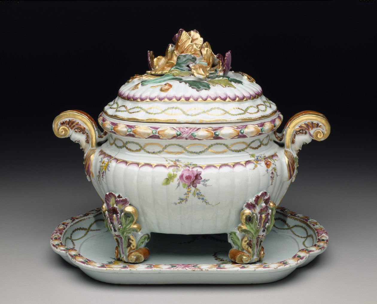 Tureen-on-stand, c.1775 od Chinese School