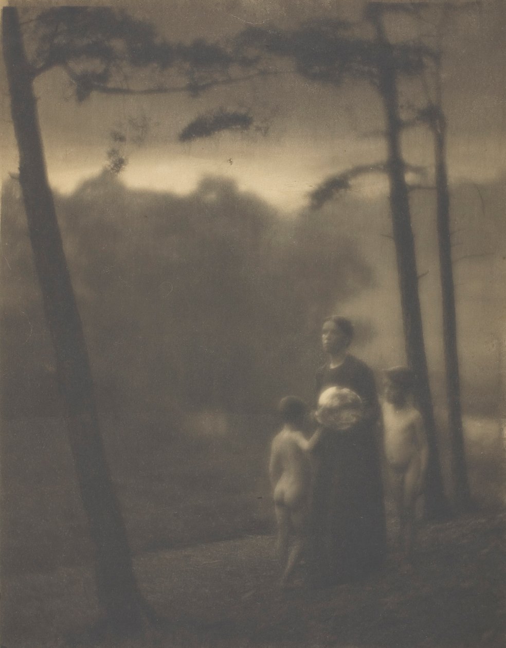 Večer — matka a chlapci, 1905. od Clarence H White