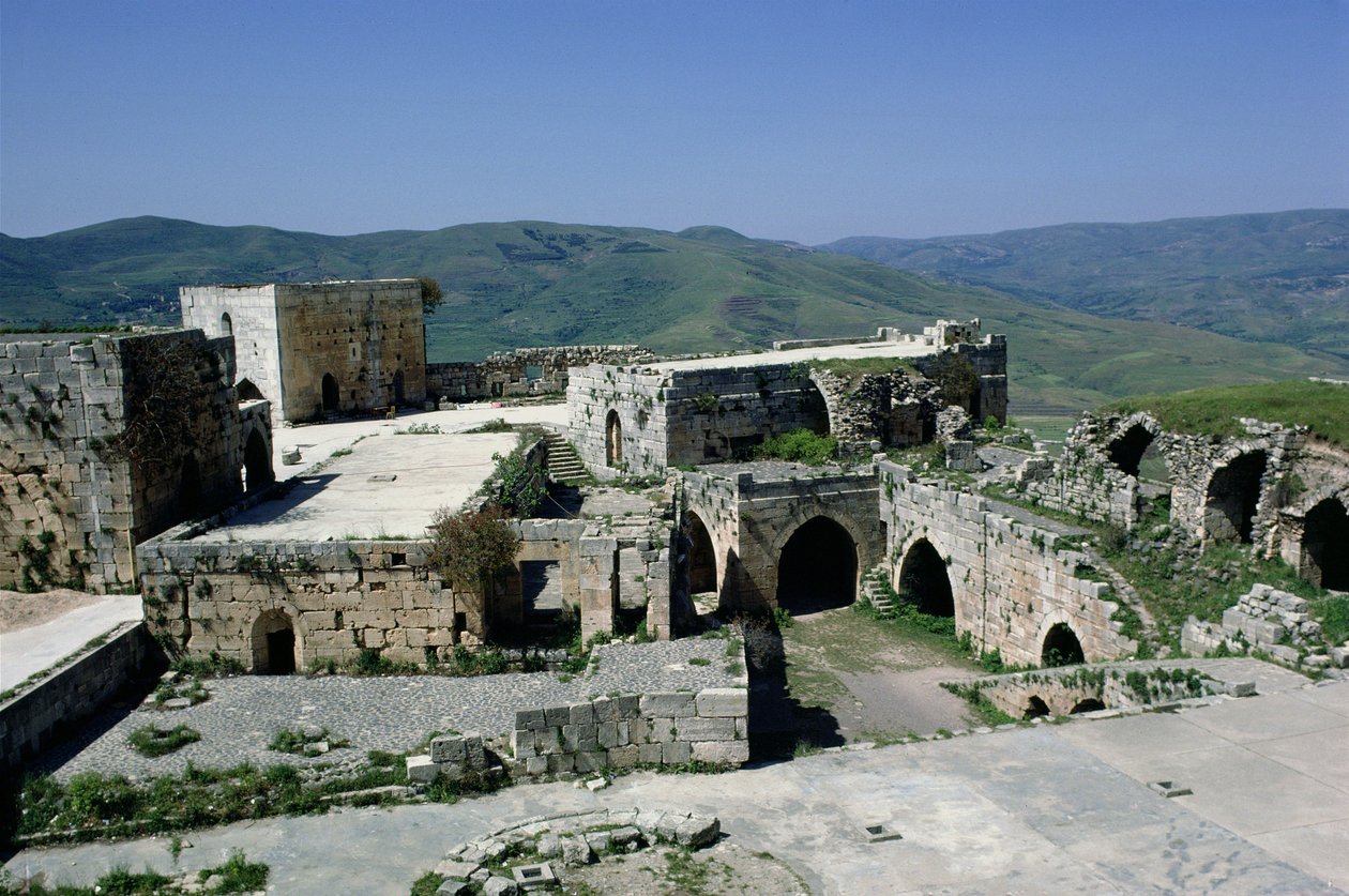 Pohled na hrad Krak des Chevaliers z žaláře, postavený c.1143 od Crusader Period