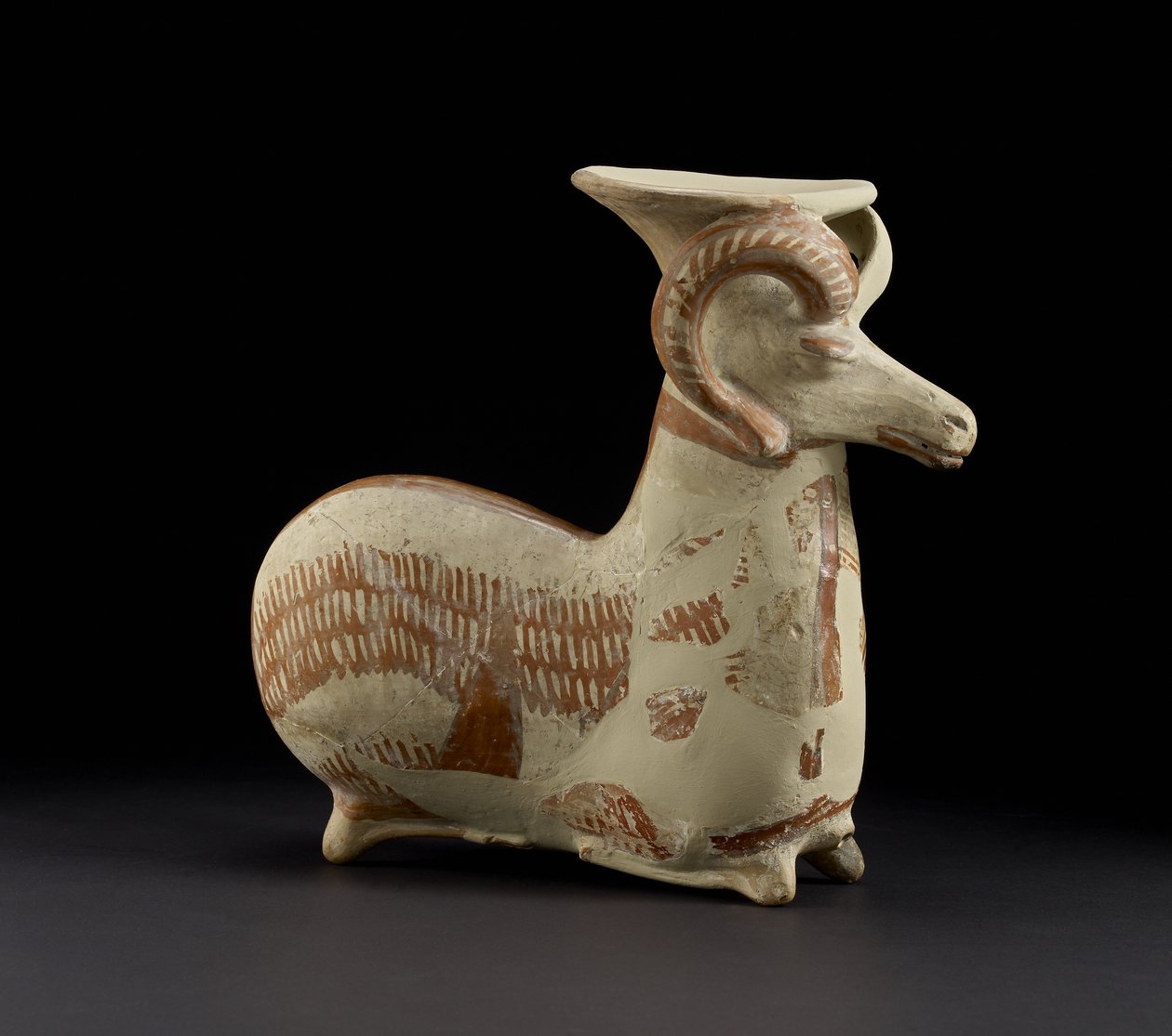 Couchant Ram Vase (malovaná terakota) od Cypriot