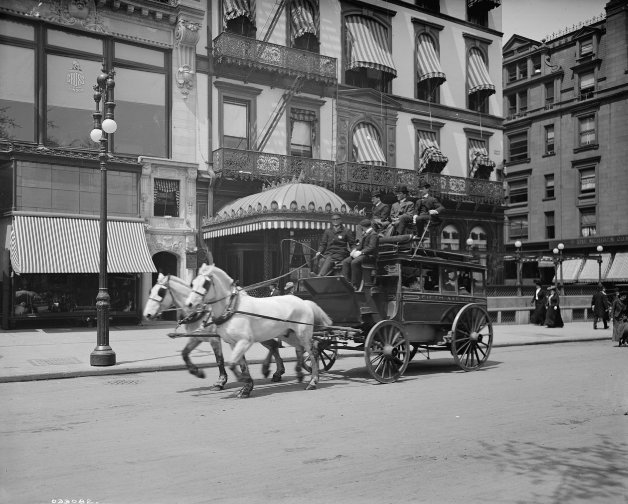 A 5th Ave stage, New York, NY, cca 1900-10 od Detroit Publishing Co.