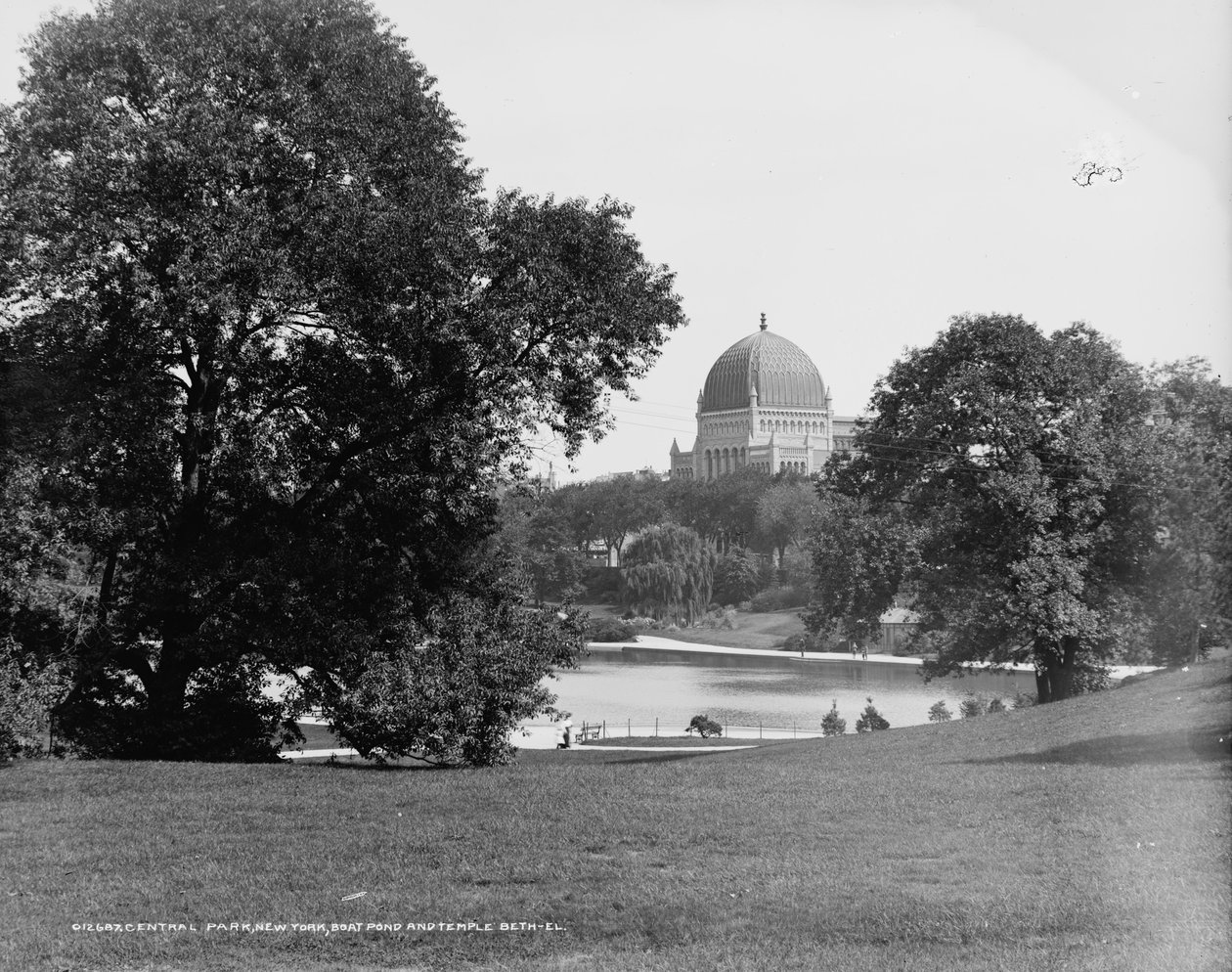 Central Park, New York, jezírko s loďkami a chrám Beth-El, asi 1900 od Detroit Publishing Co.