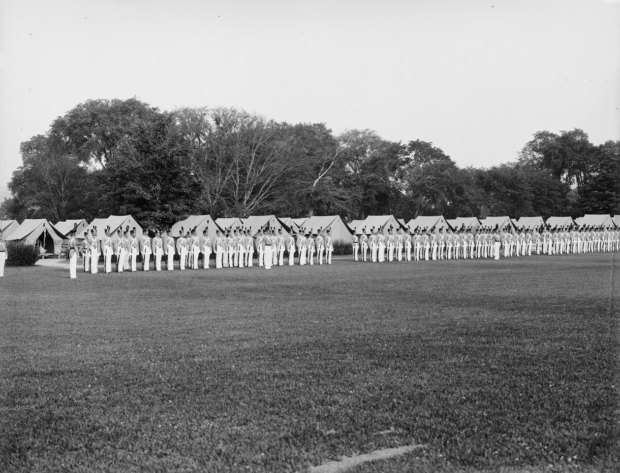 Přehlídka šatů, zbraň při západu slunce a barvy, West Point, New York, kolem roku 1905 od Detroit Publishing Co.
