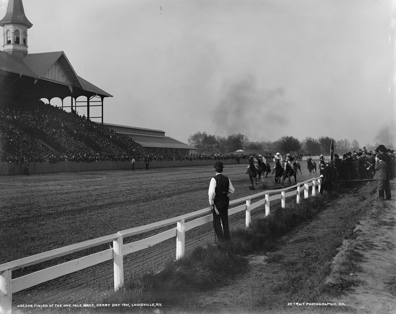 Cíl dostihu na jednu míli, Derby Day 1901, Louisville, Kentucky, 1901 od Detroit Publishing Co.