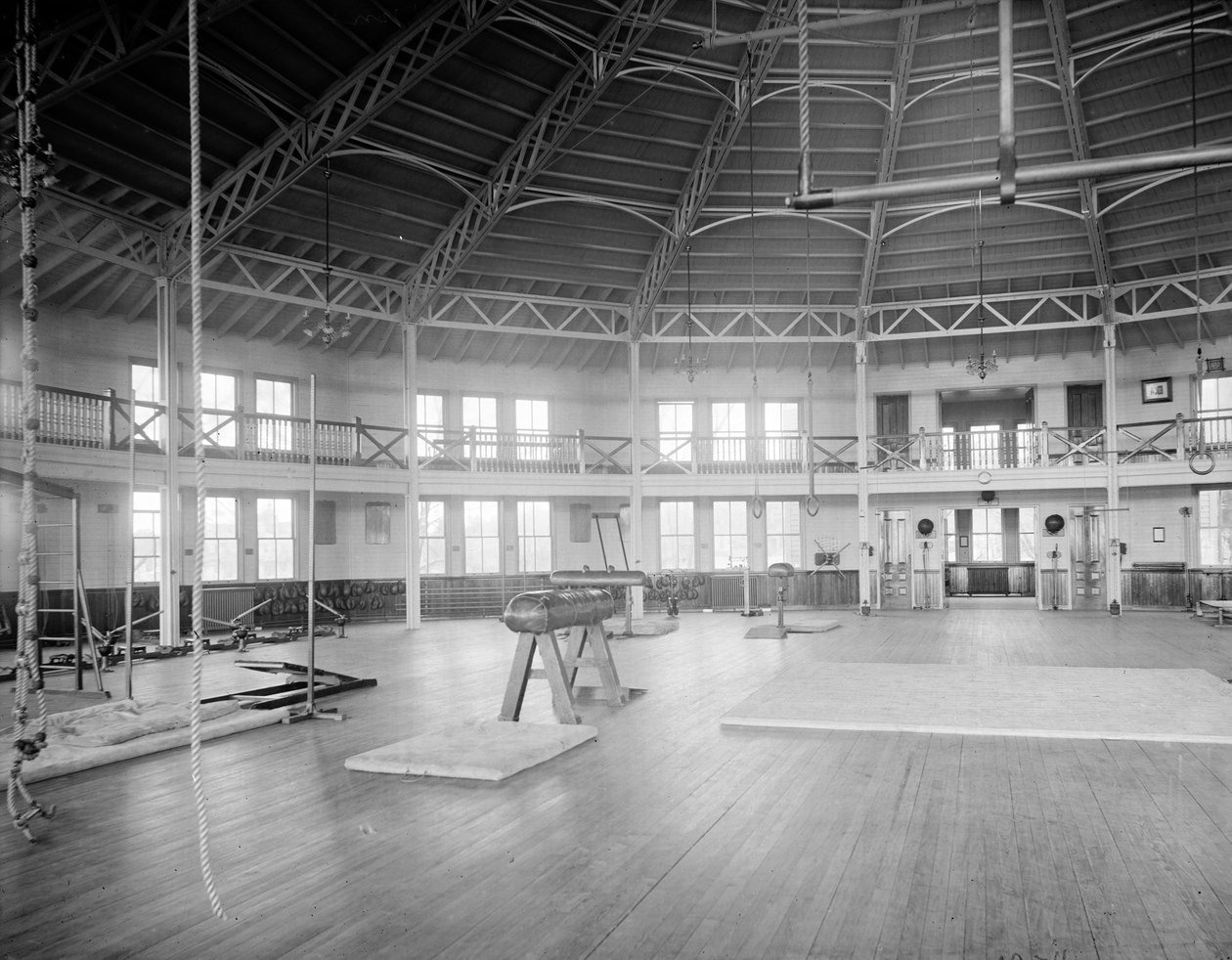 Interiér tělocvičny, Námořní akademie USA, cca 1890-1901 od Detroit Publishing Co.