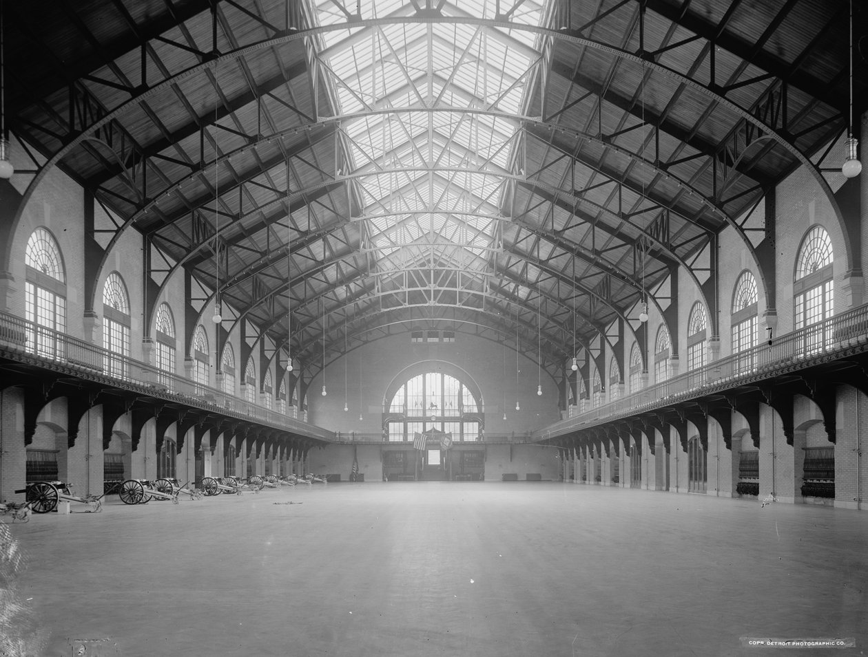 Interiér zbrojnice, US Naval Academy, Annapolis, Maryland, cca 1900-06 od Detroit Publishing Co.