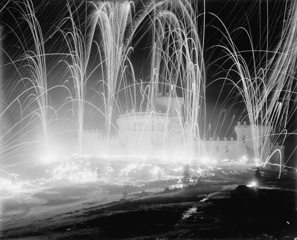 Karneval uprostřed zimy, útok na pevnost, Upper Saranac Lake, N.Y., 1909 od Detroit Publishing Co.