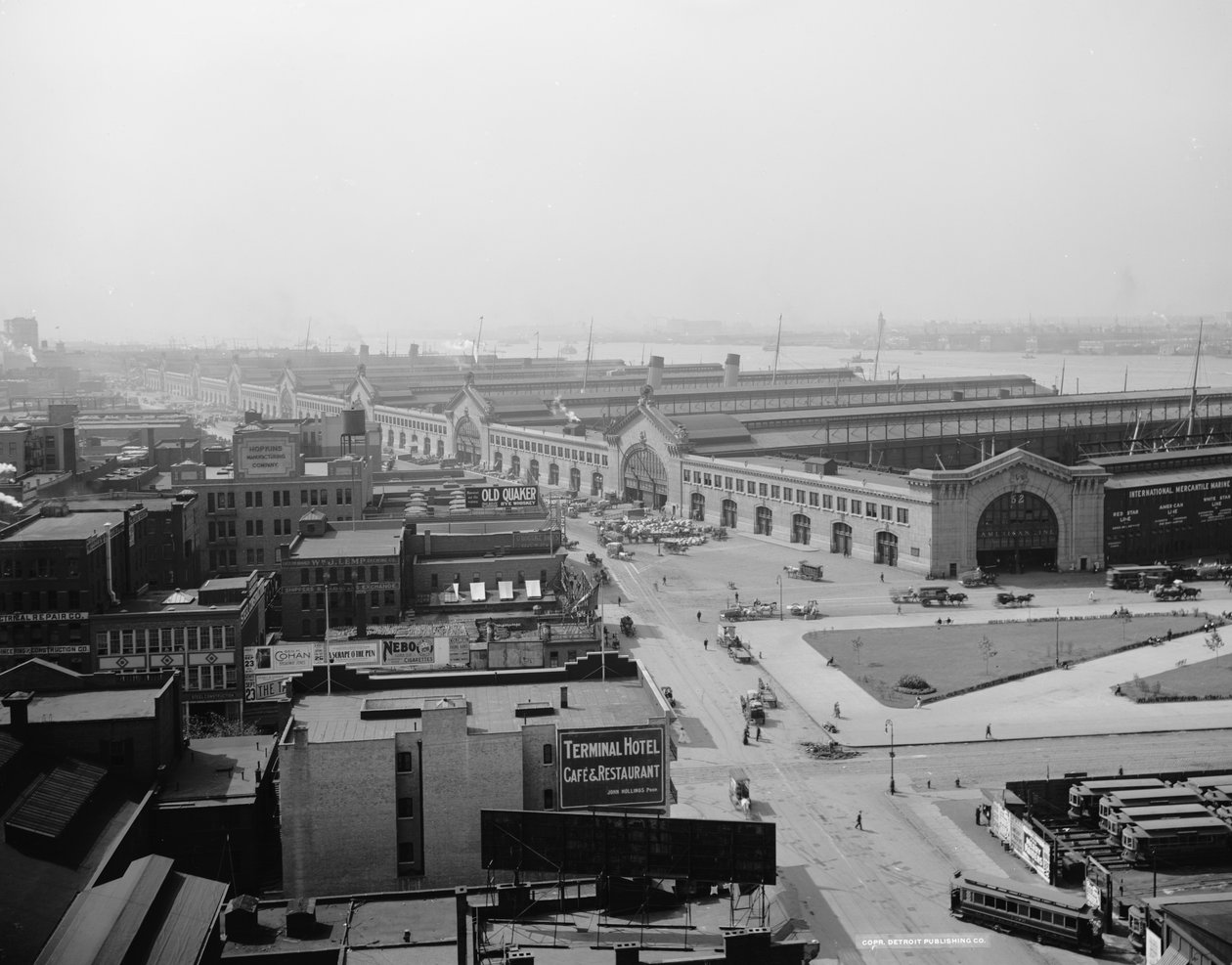 New Chelsea piers, New York, cca 1900-20 od Detroit Publishing Co.