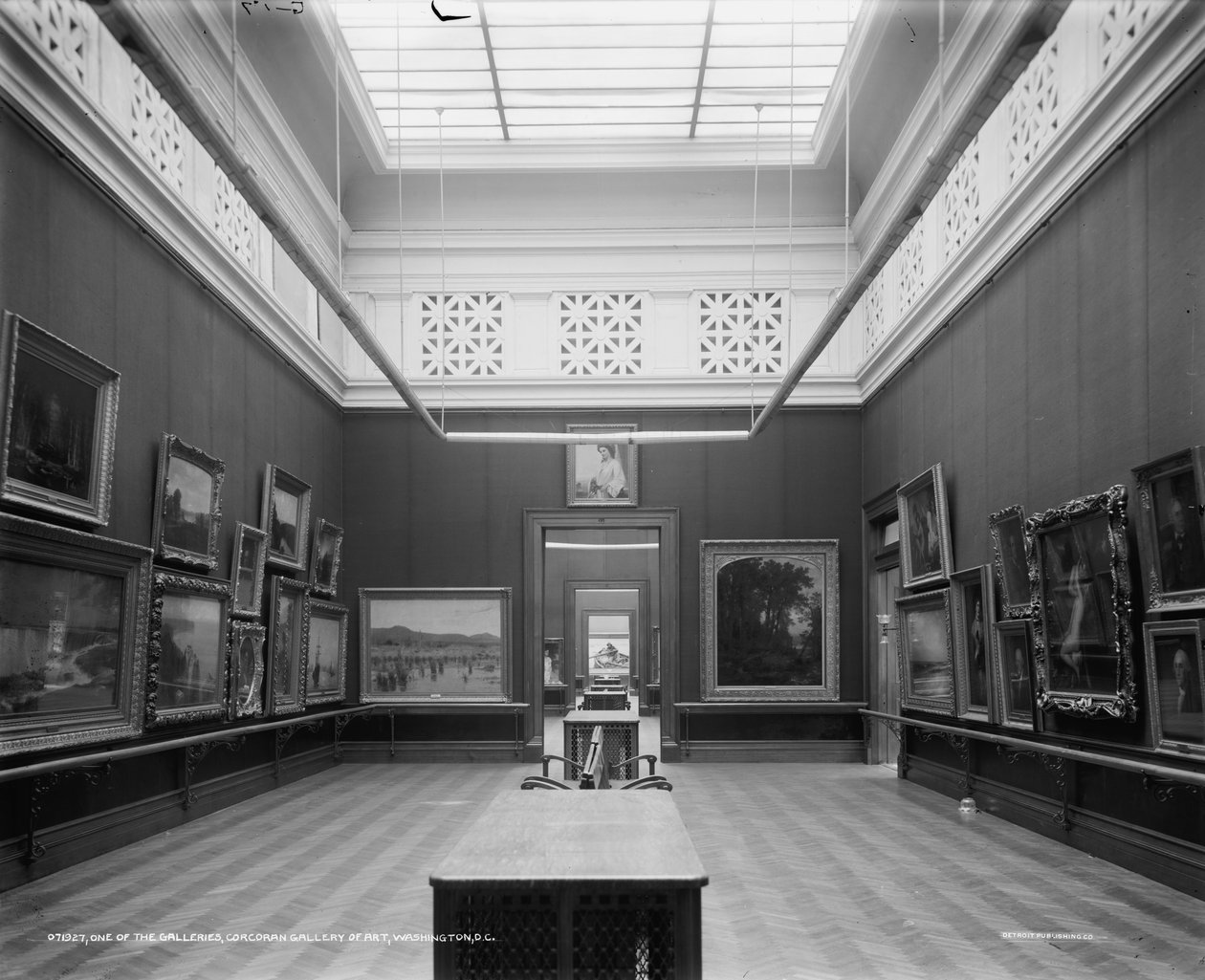 Jedna z galerií, Corcoran Gallery of Art, Washington, D.C., kolem 1905-15 od Detroit Publishing Co.