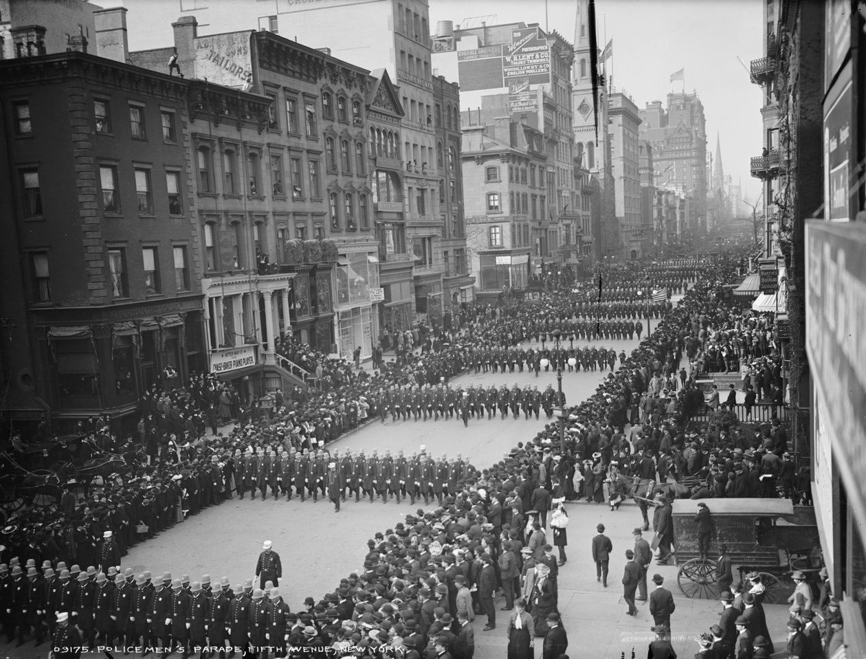 Policejní průvod, Fifth Avenue, New York, c.1900-05 od Detroit Publishing Co.