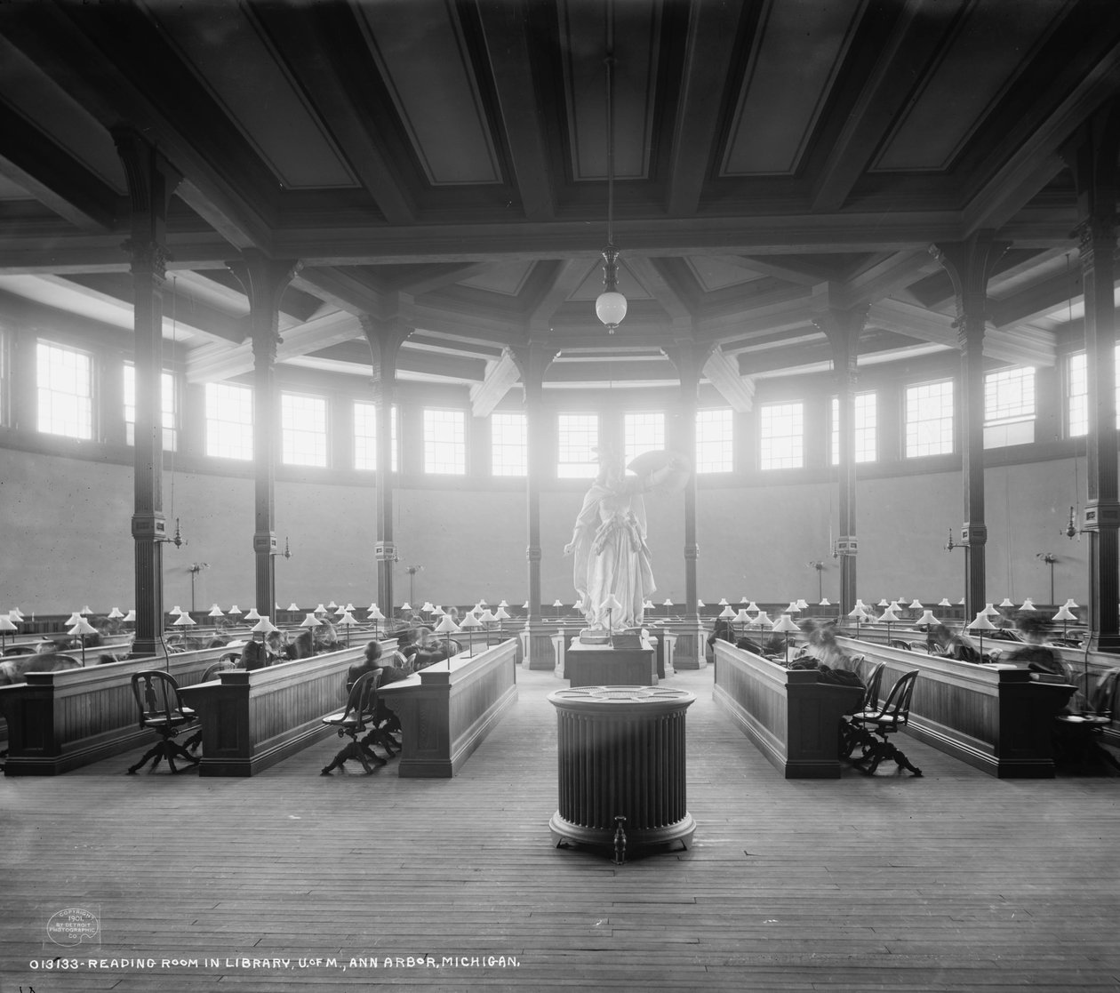 Čítárna v knihovně, University of Michigan, Ann Arbor, Michigan, c.1901 od Detroit Publishing Co.