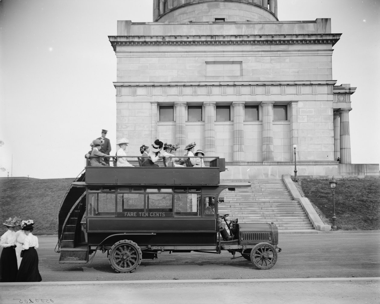 Auto s gumovým krkem, Riverside Drive, New York, N.Y., 1900 od Detroit Publishing Co.
