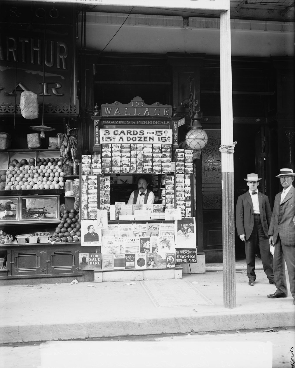Nejmenší stánek se zprávami a pohlednicemi v New Orleans, La., 103 Royal Street, cca 1900-15 od Detroit Publishing Co.