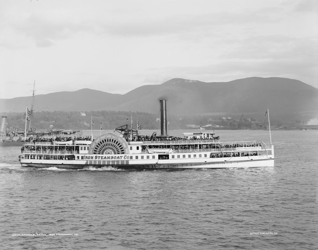 Parník Cetus, Iron Steamboat Co. 1909 od Detroit Publishing Co.