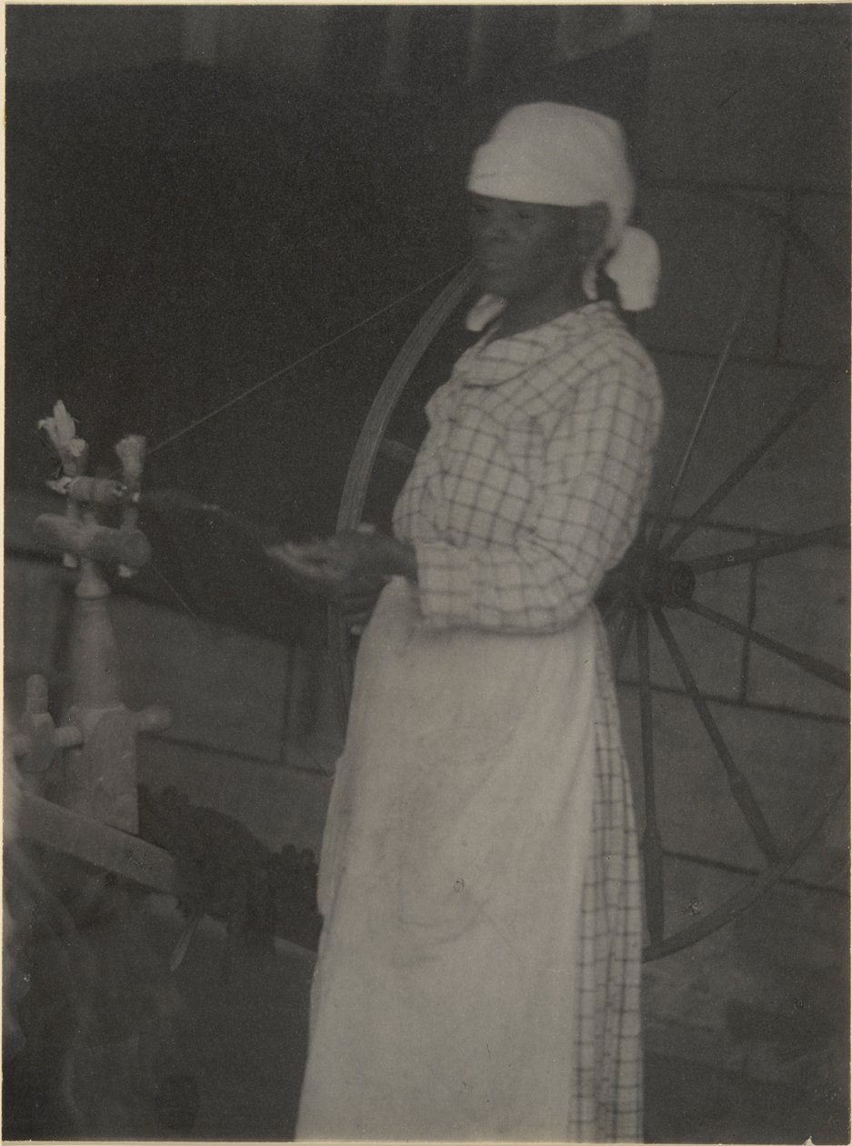 Žena u kolovratu od Doris Ulmann