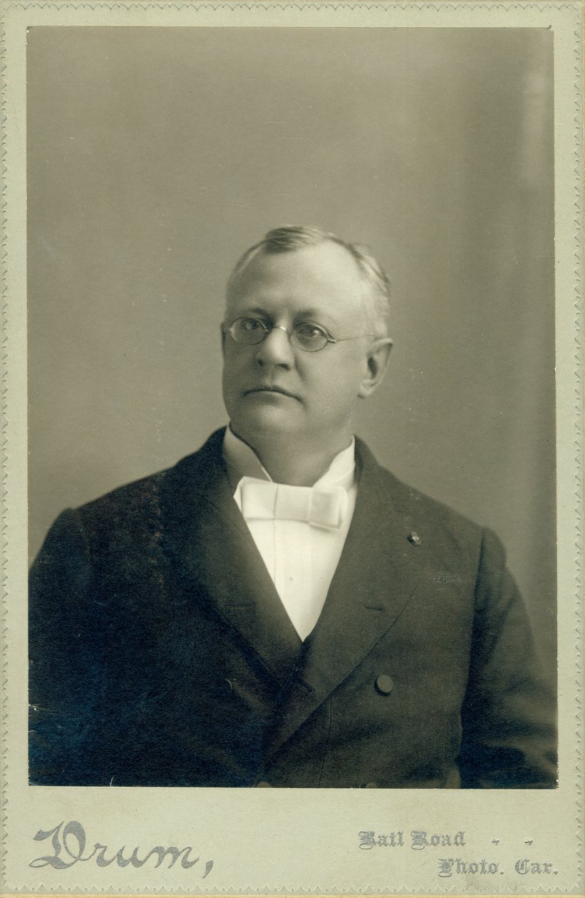 Poprsí portrét Clarence W. Backuse v obleku od Drum