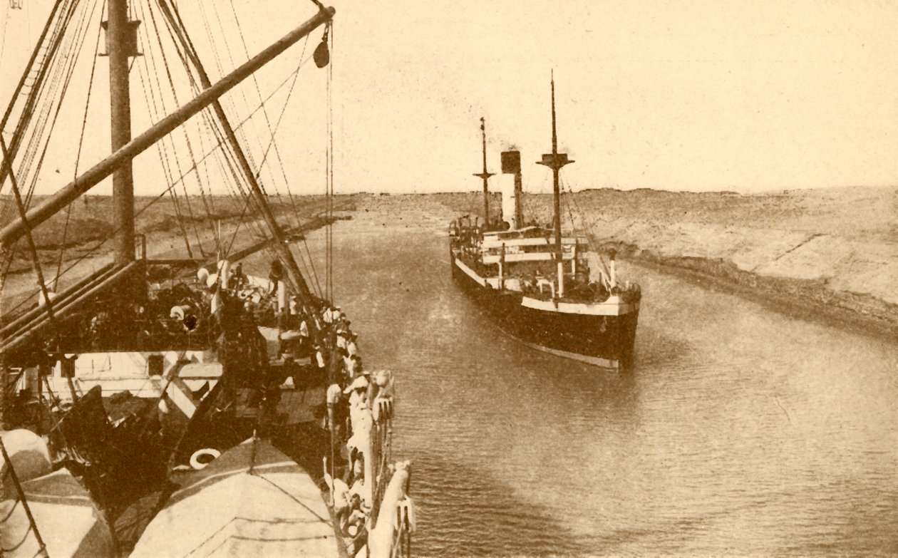 Parníky proplouvající v Suezském průplavu, c1930. od ENA