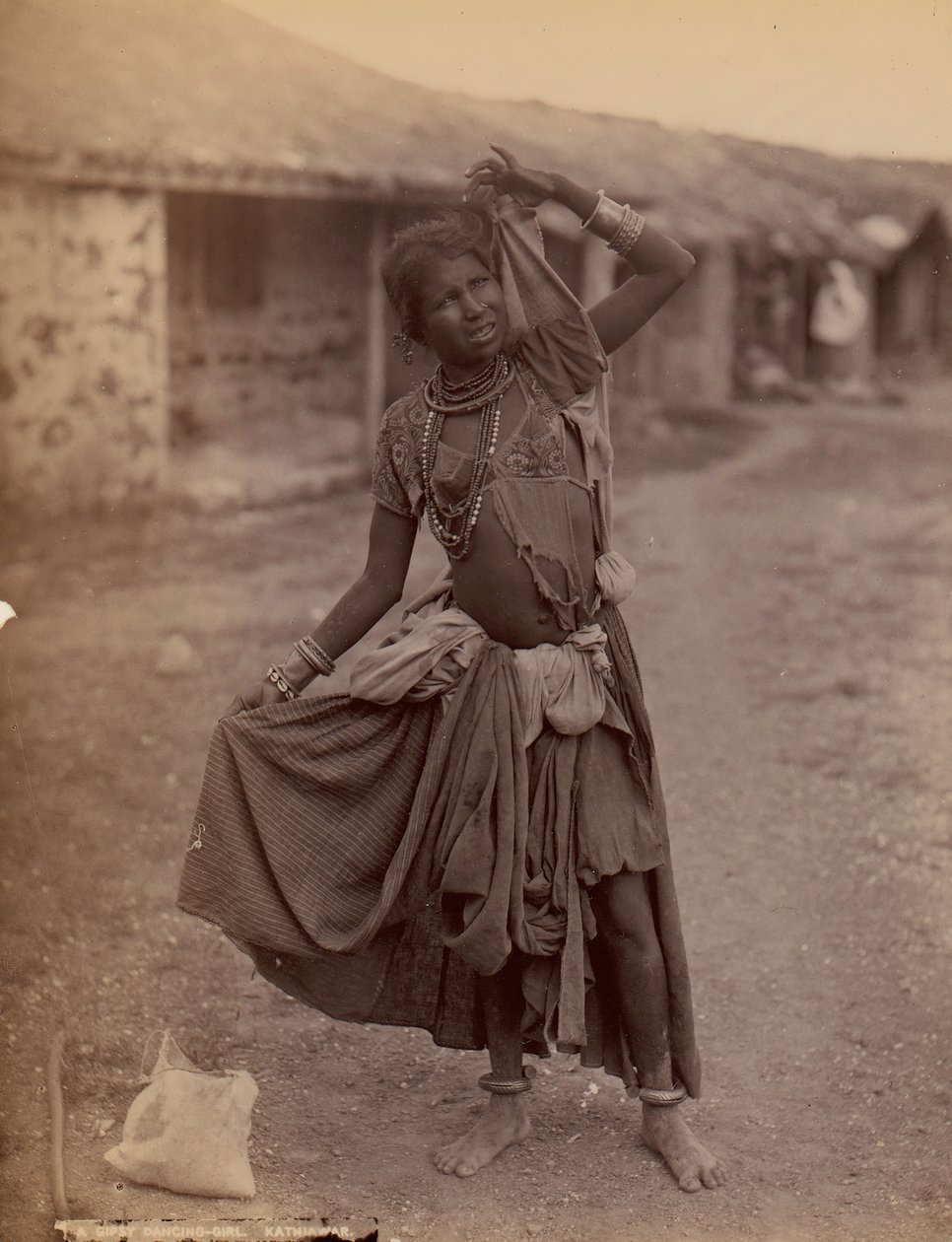 [A Gypsy Dancing-Girl, Kathiawar], ca. 1915. od E. Taurines