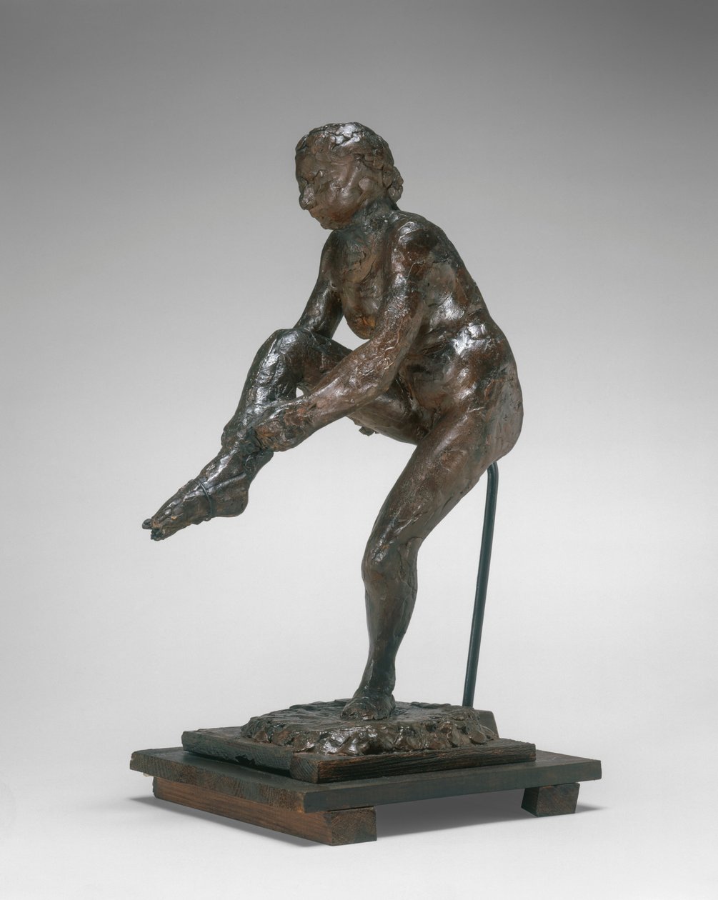 Tanečnice si obléká punčochu, 1890s1911. od Edgar Degas