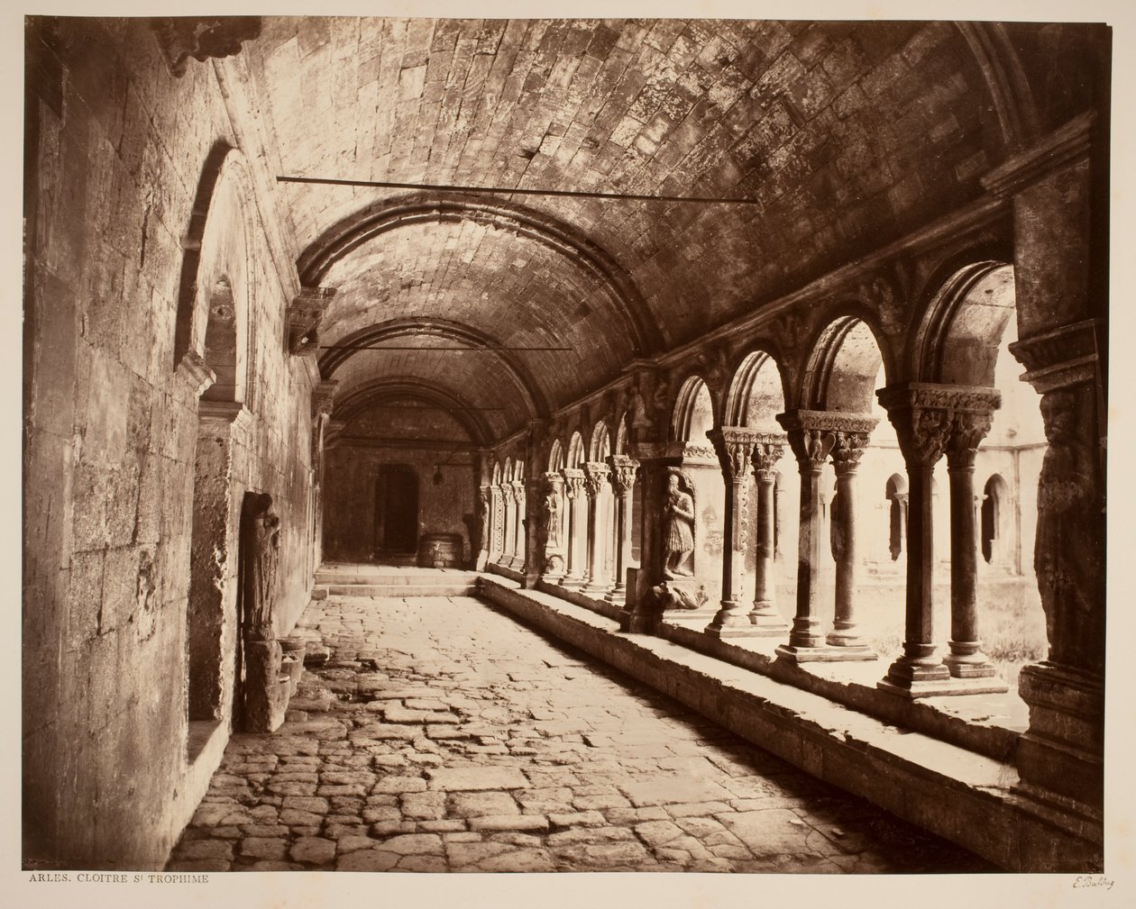 Arles. Cloitre St. Trophime (severní galerie) od Édouard Baldus