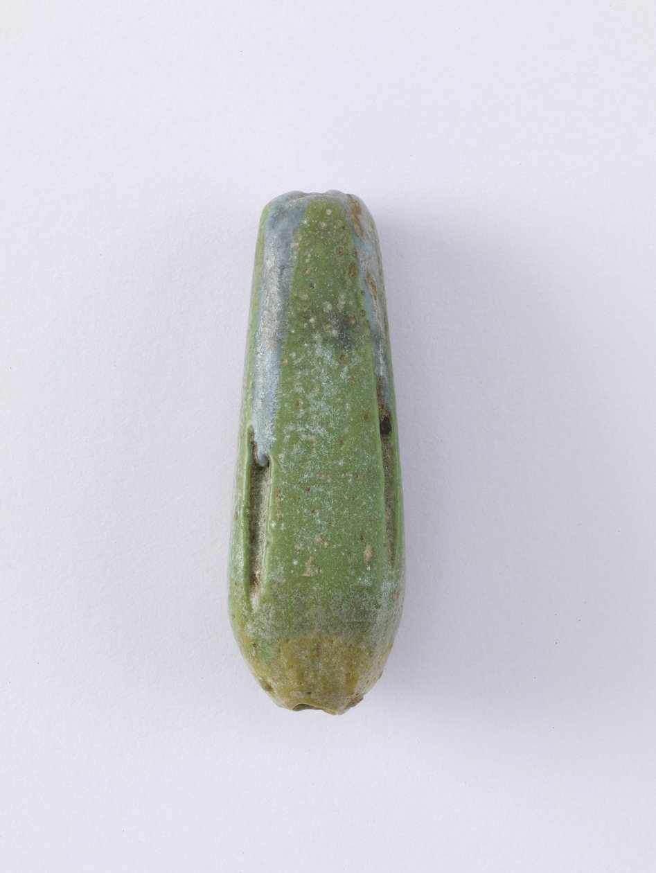 Korálkový přívěsek ve formě uzavřeného květu, možná pozdní období nebo období saite, 664-525 př.nl (hlína) od Egyptian