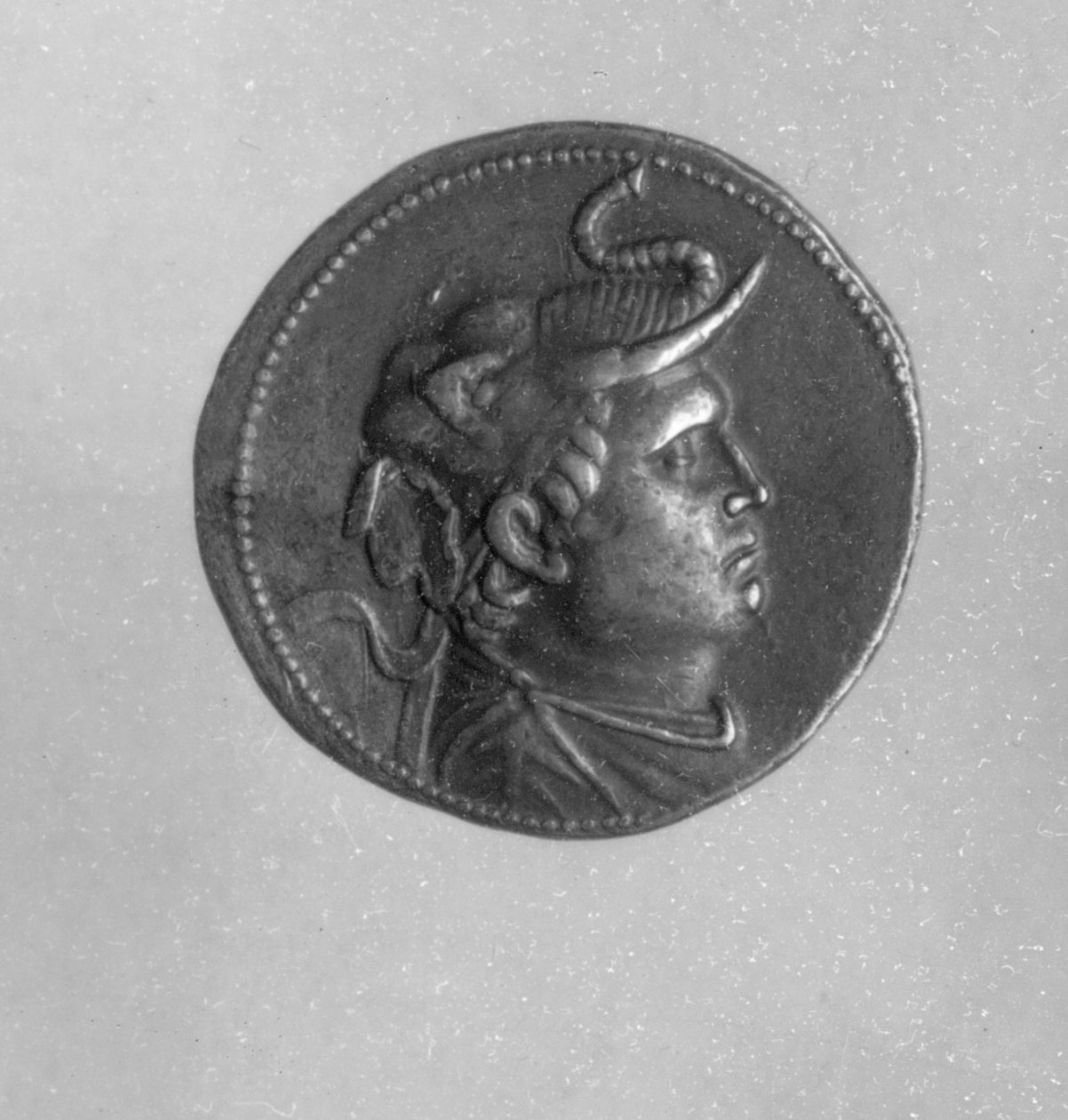 Mince ražená Ptolemaiem I. (367 př. n. l. - 283 př. n. l.) zobrazující Alexandra Velikého (356 př. n. l. - 323 př. n. l.) na hlavě sloní čepici a beraní roh (stříbrný) od Egyptian