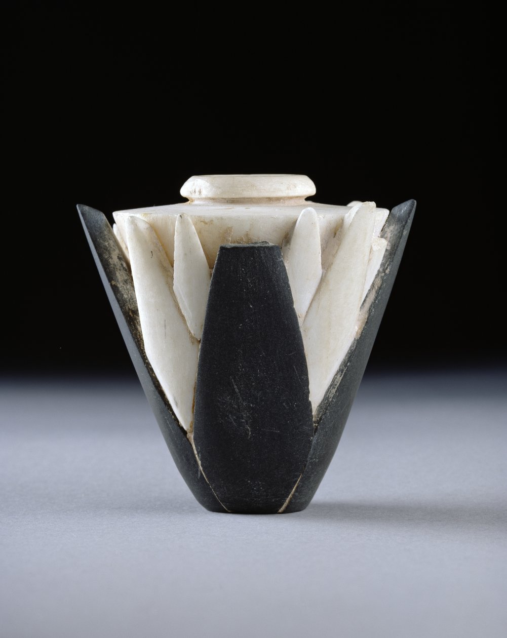 Lotosová nádoba, rané dynastické období (asi 2950-2575) (travertin, opuka a sádra) od Egyptian