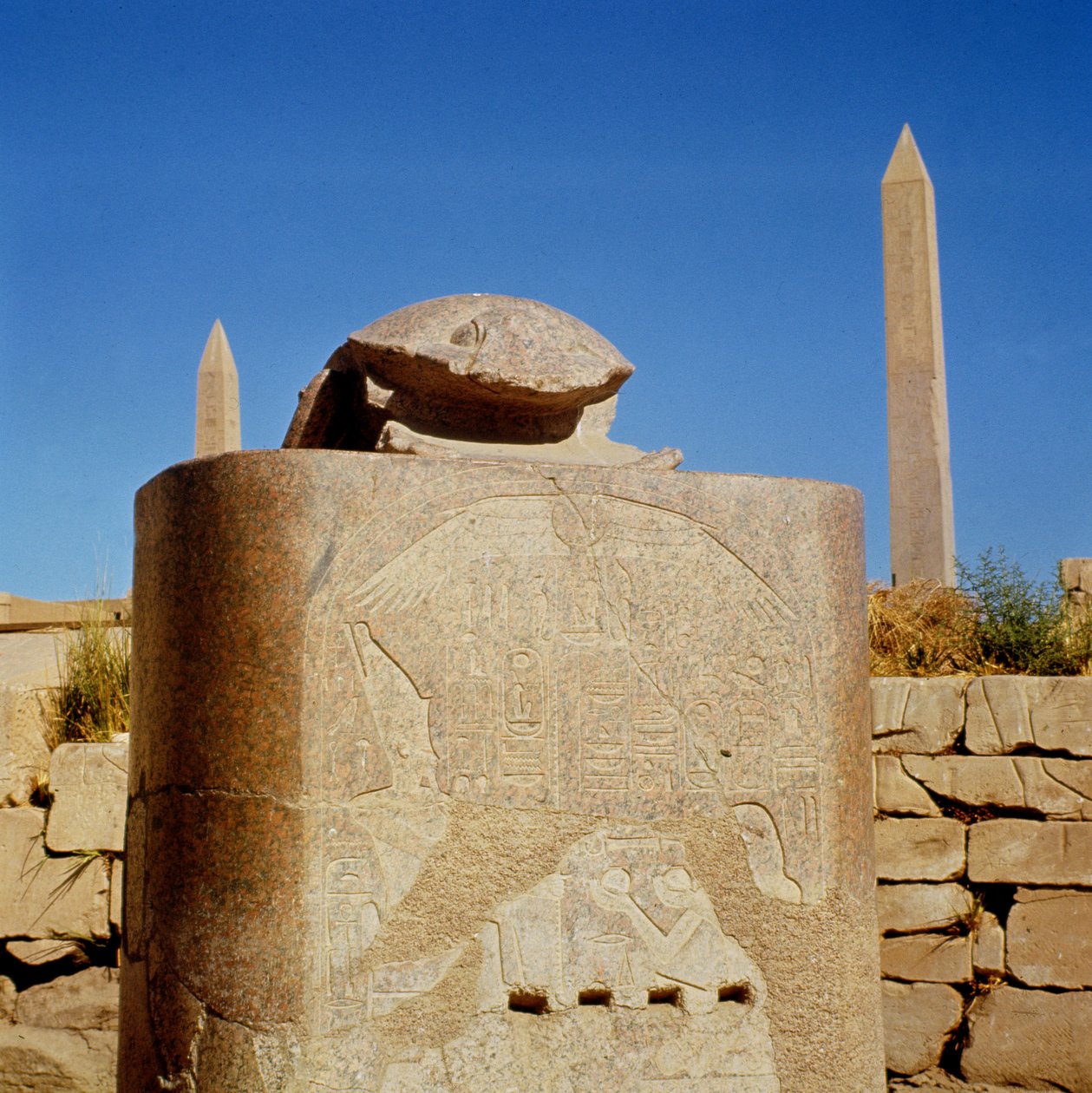 Posvátná socha skarabea v Amonově chrámu, postavená Amenhotepem III. a zasvěcená bohu slunce Atum-Kheperre, Nová říše od Egyptian 18th Dynasty
