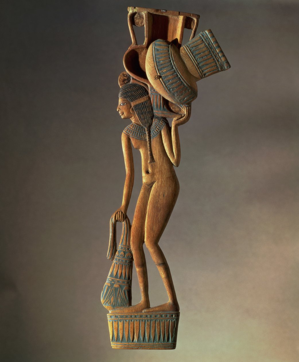 Lžíce se zploštělou rukojetí ve tvaru mladé dívky nesoucí nádobu tvořící mísu s víkem, Nová říše (dřevo) od Egyptian 18th Dynasty
