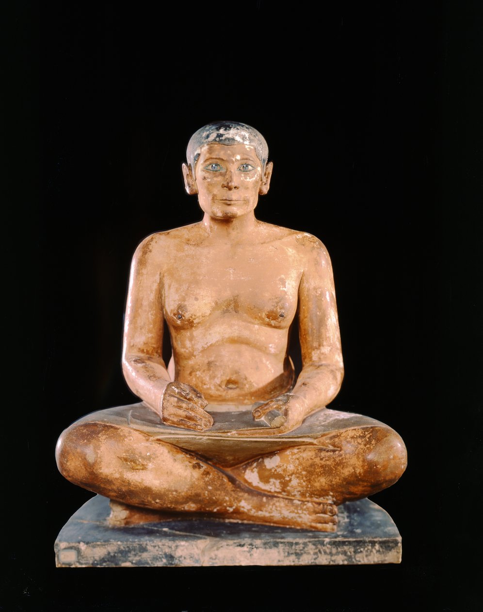 Socha krčícího se písaře ze Sakkáry, Stará říše (vápenec, alabastr a horský křišťál) (viz také 391129) od Egyptian 5th Dynasty