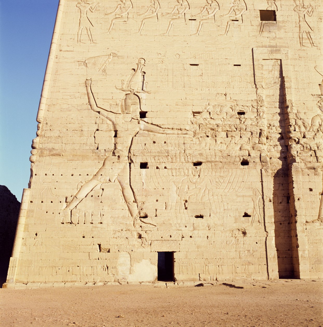 Ptolemaios XII. (asi 112-51 př. n. l.) bije své nepřátele ze vstupního pylonu Hórova chrámu od Egyptian Ptolemaic Period