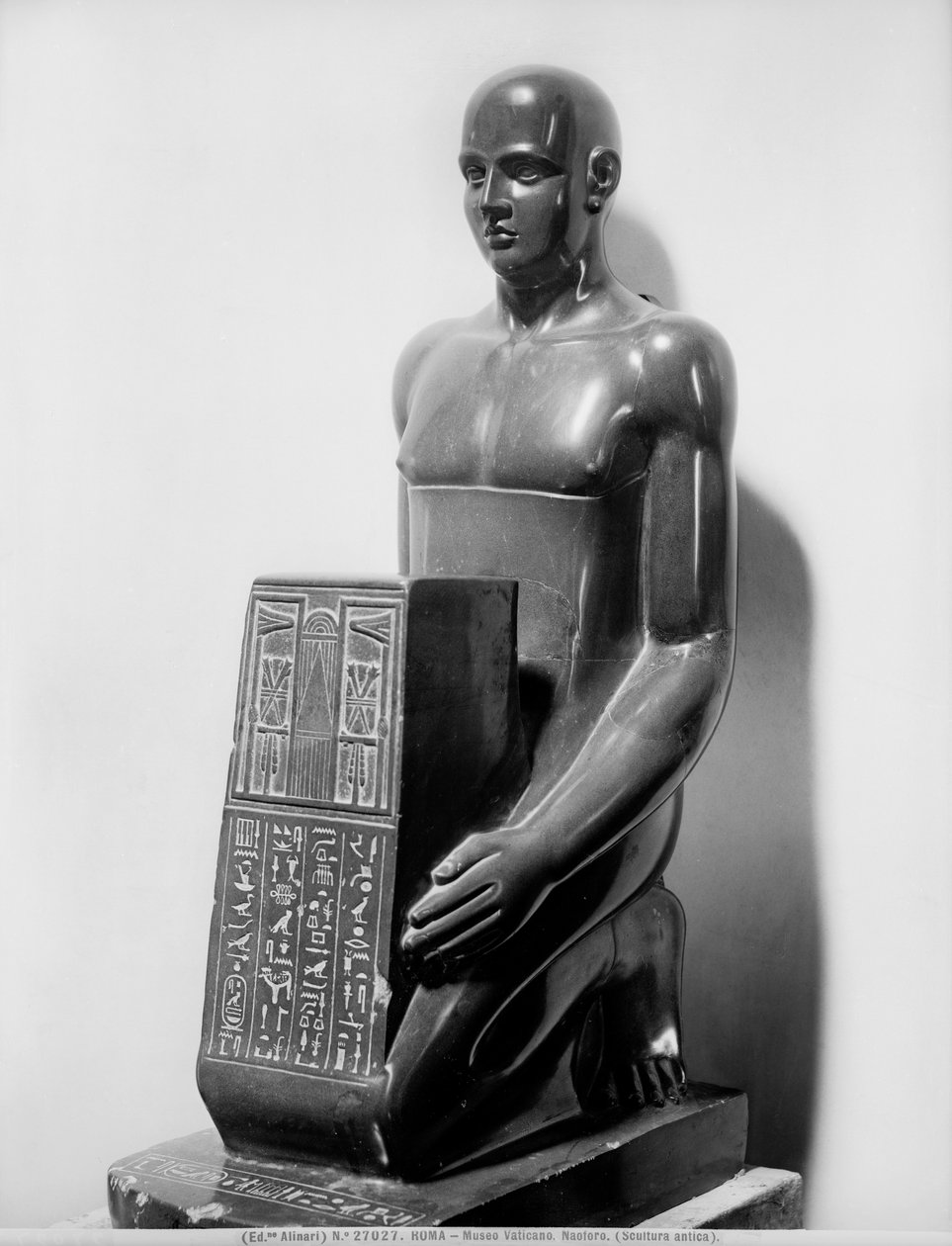 Naoforová socha muže (čedič) od Egyptian