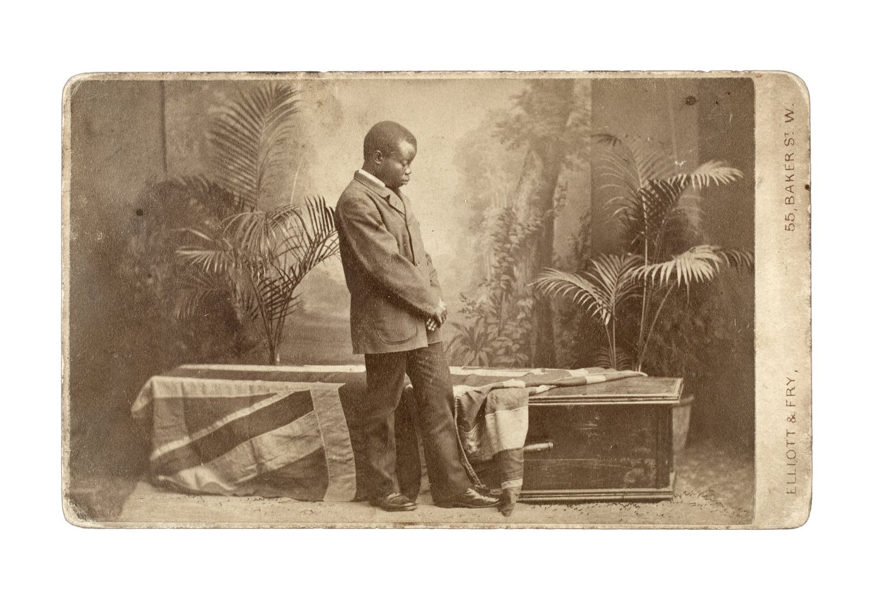 Jacob Wainwright s Livingstoneovou rakví, Londýn, 1874 (tisk alba) od Elliott und Fry Studio