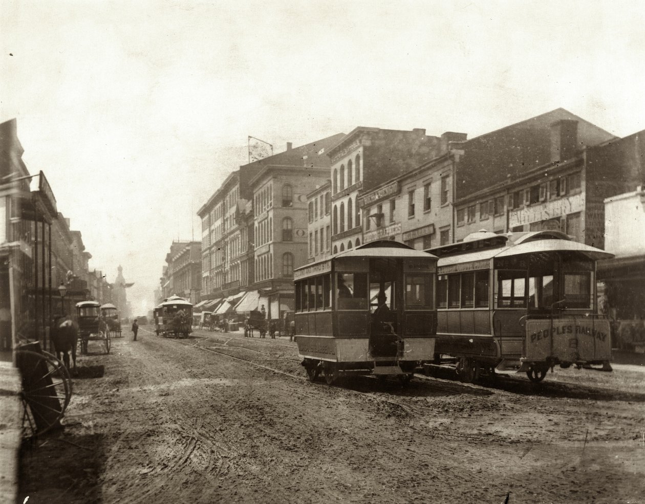 Pohled na tramvaje cestující po Fourth Street jižně od Morgan Street. Morgan Street byla také známá jako Delmar Boulevard a později jako Convention Plaza od Emil Boehl