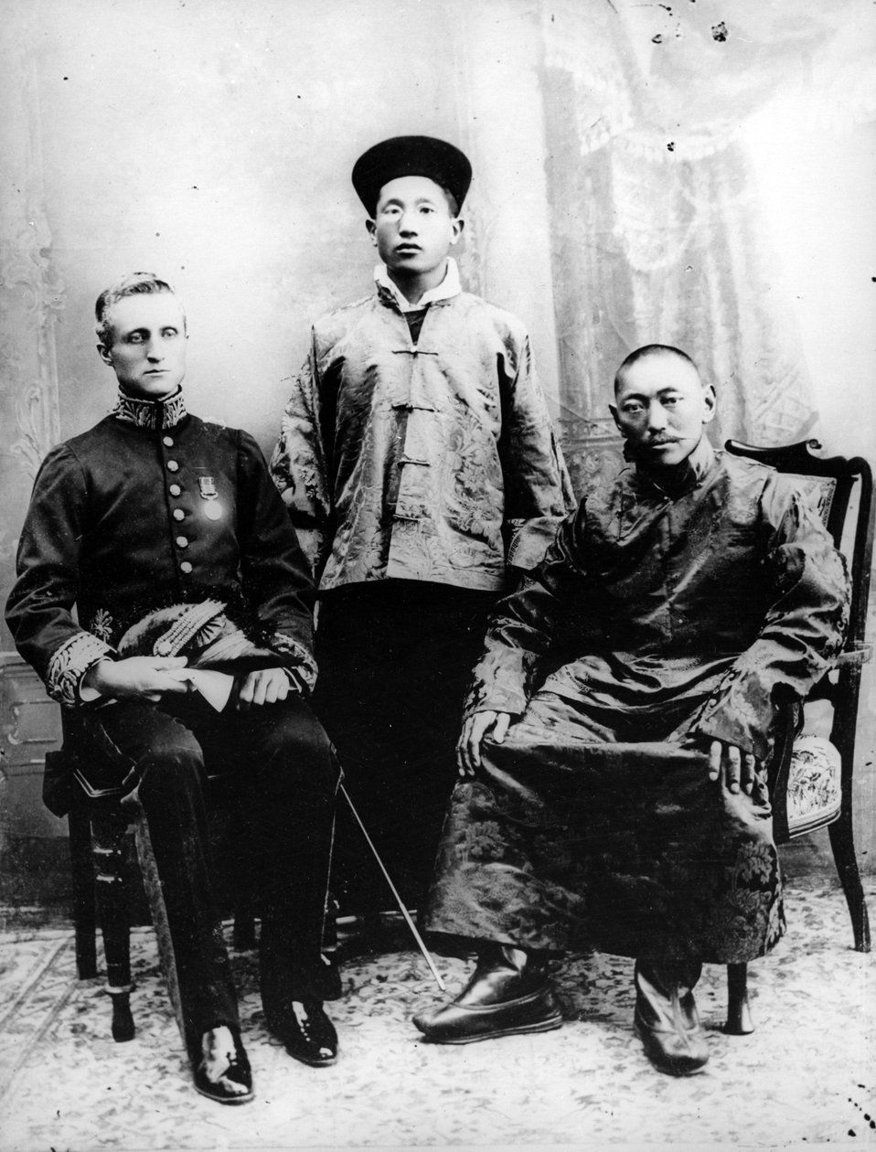 13. dalajlama, Sir Charles Bell a Maharaj Kumar Sidkeong Trul-ku, 1910 od English Photographer
