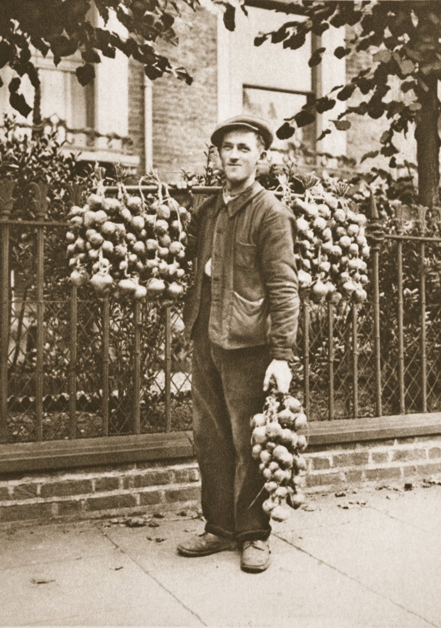 Prodavač bretonské cibule se svým zbožím, z knihy Wonderful London, vydané v letech 1926-27 (fotogravura) od English Photographer