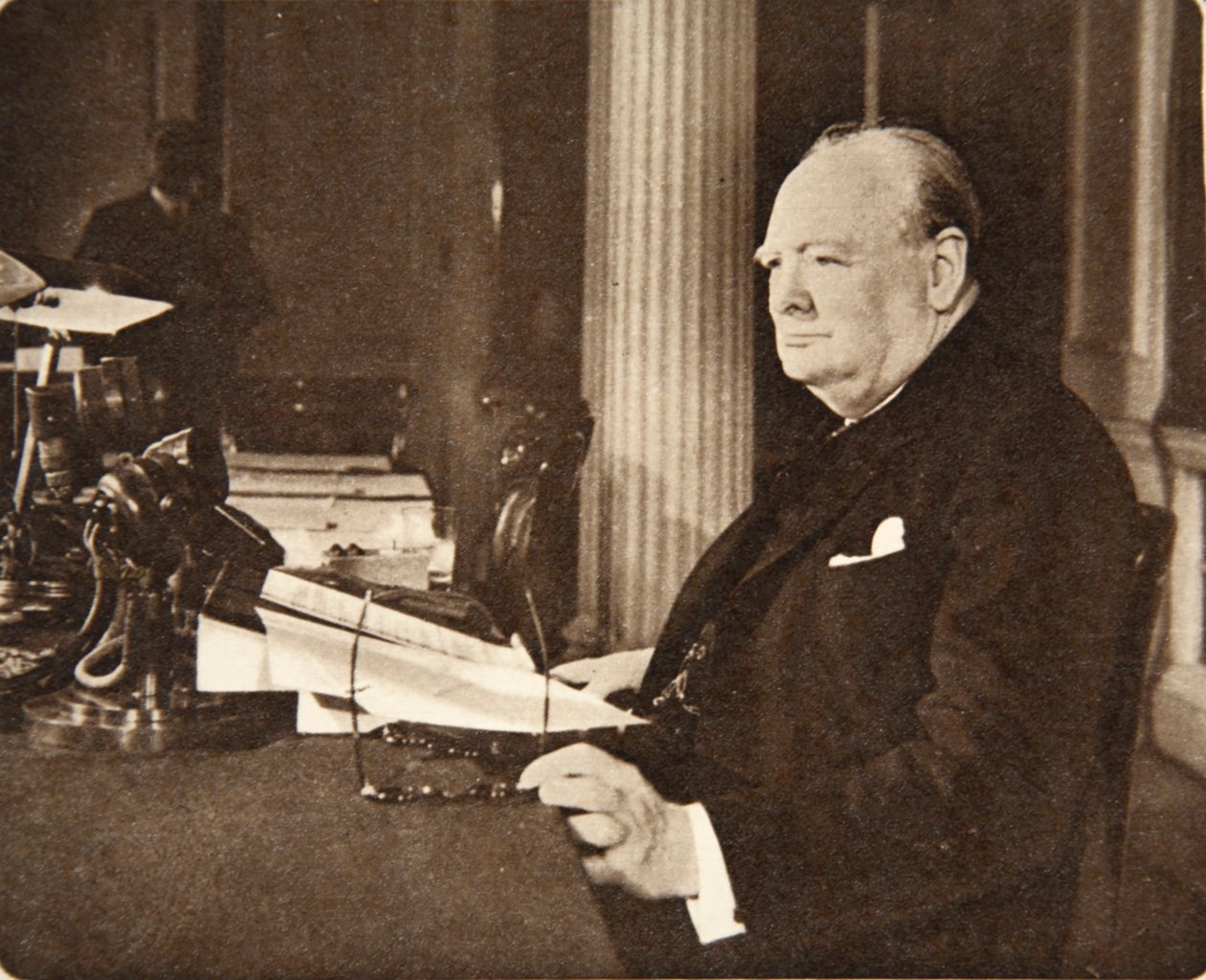 Vpřed, Britannia! Ať žije věc svobody! Bůh ochraňuj krále!: Pan Winston Churchill seděl u mikrofonu na VE Day, když oznámil národu, že válka s Německem je u konce. od English Photographer