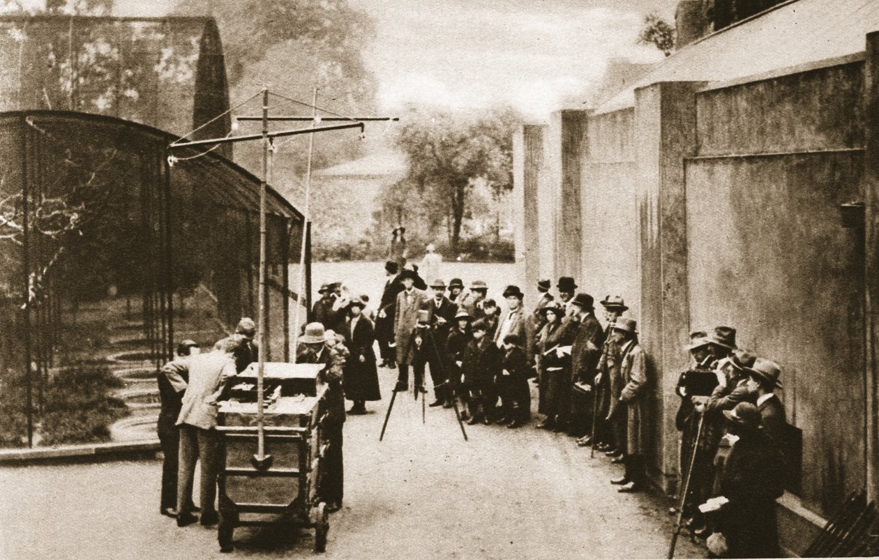 Časné venkovní vysílání BBC z londýnské zoo, když se technici pokoušeli zaznamenat zvuk ječení z voliéry, z Wonderful London, publikované 1926-27 (hlubotisk) od English Photographer