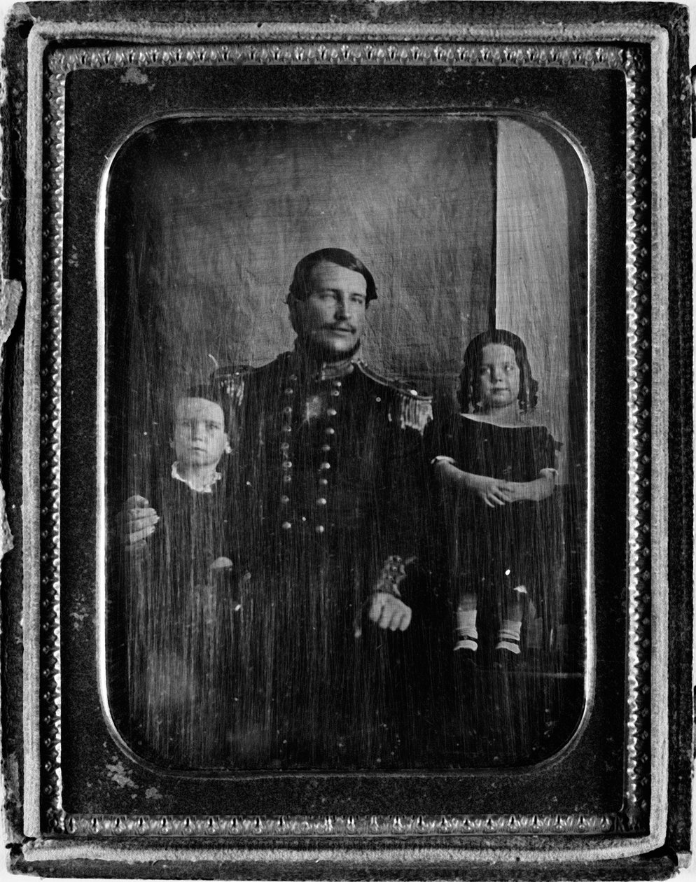 Asistent chirurga Christopher Bakewell Bassano a rodina, kolem 1850 (daguerrotypie) od English Photographer