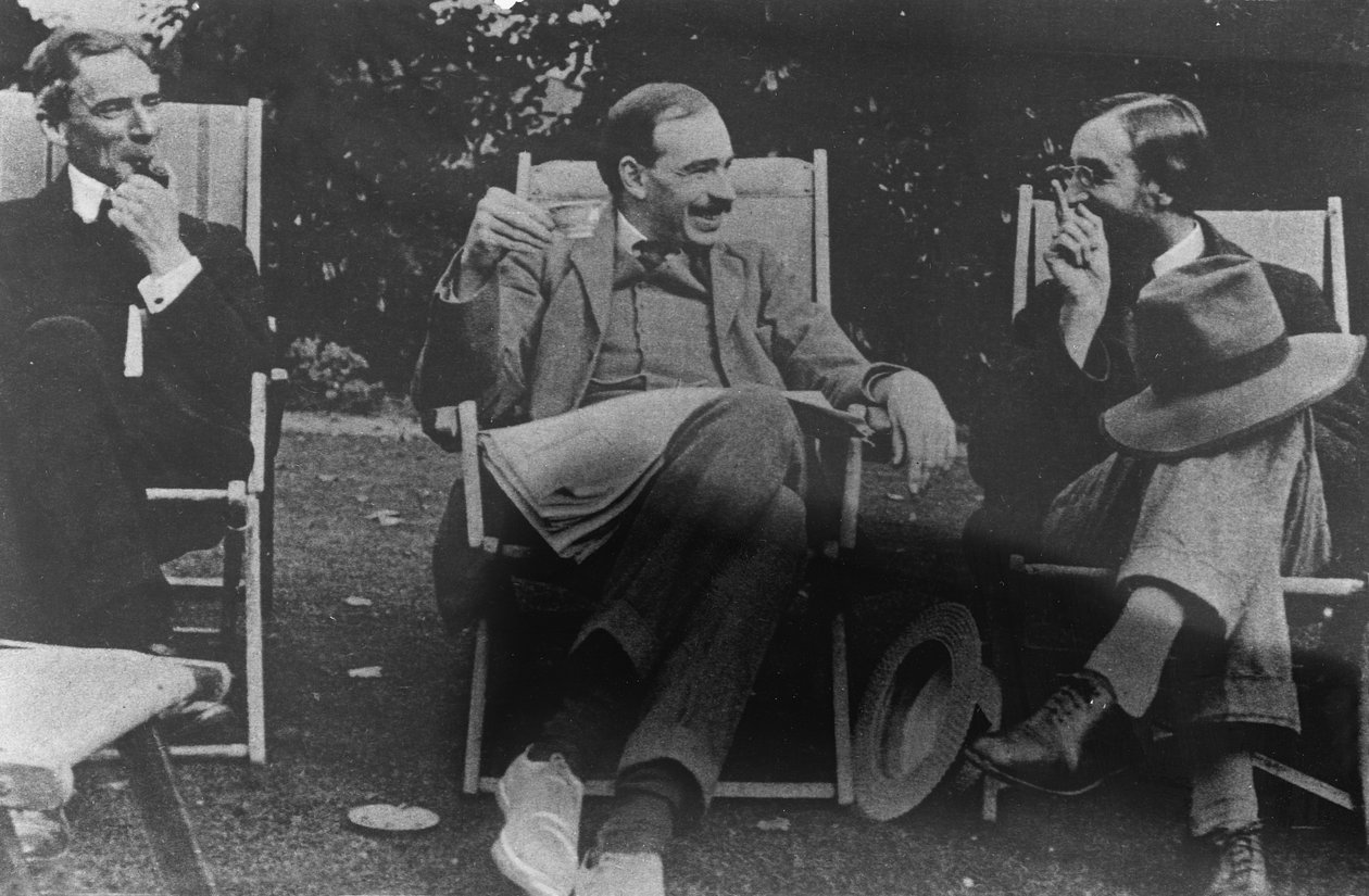 Bertrand Russell, J. M. Keynes a Lytton Strachey, kolem roku 1917 od English Photographer