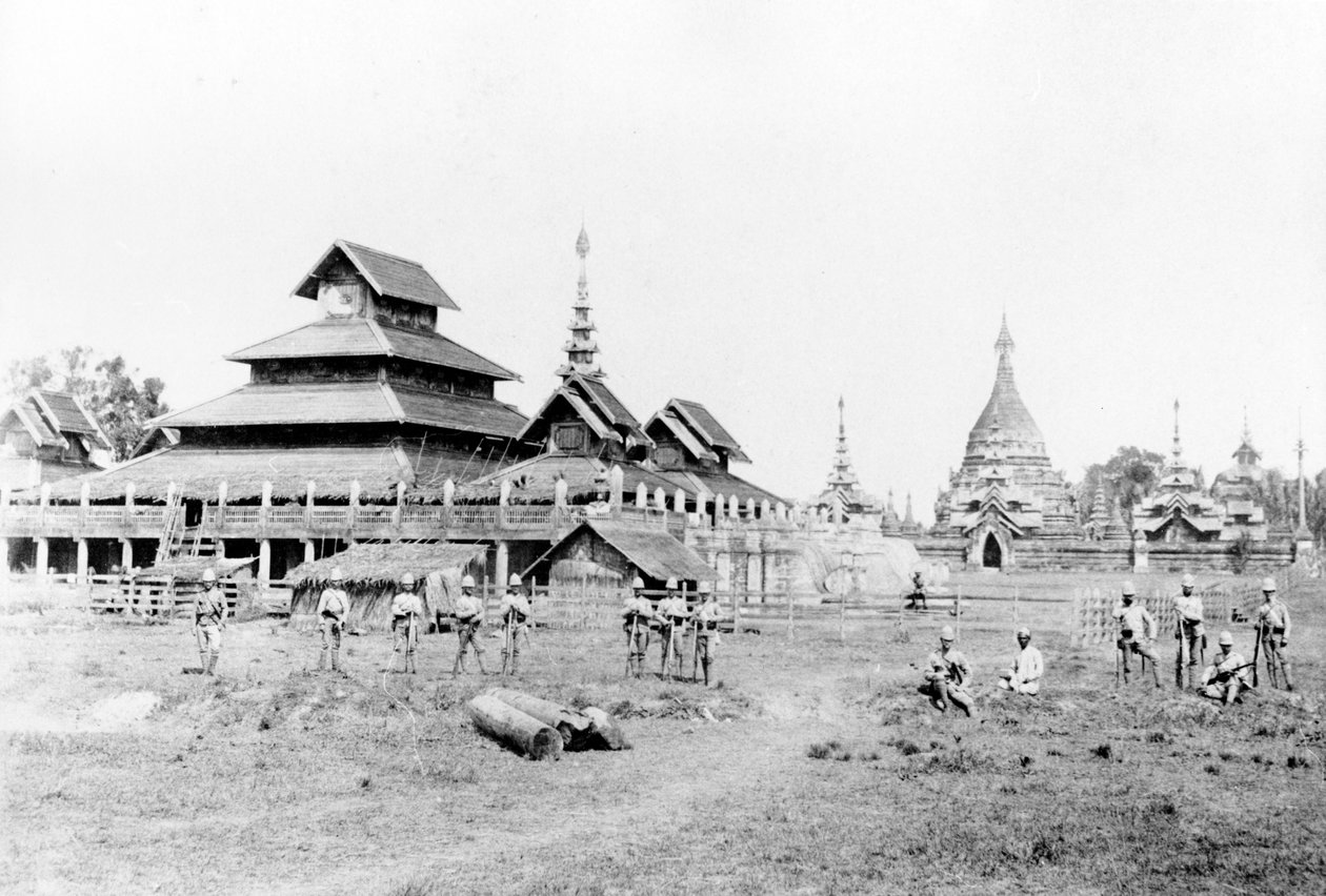 Britští vojáci před palácem Wuntho a buddhistickým klášterem, 1891 od English Photographer